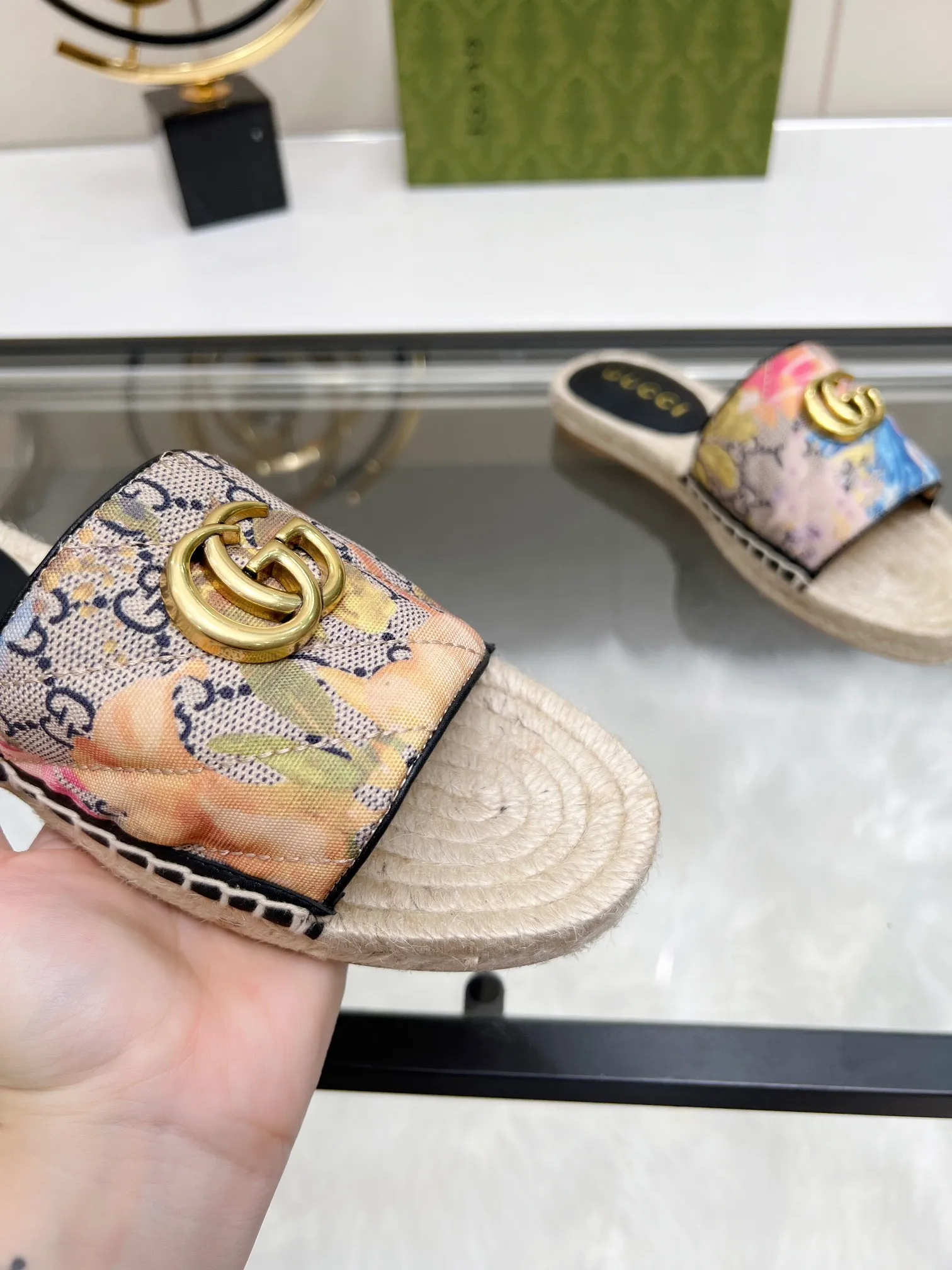 👟👟Ex-factory price 320👟👟 Gucci slippers fisherman shoes new color Injection molded one-piece straw bottom, high-end quality Fabric: Double G imported fabric Lining: sheepskin lining Code number: 35~42 Fabric styles include apricot, floral, pink, black, blue, burgundy, champagne, green, orange, cyan, starry sky, more than 30 colors to choose from, many colors to be updated in the future ,,,,,,,,